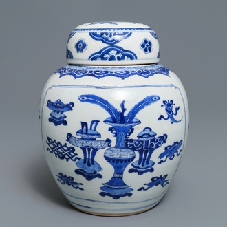 Een Chinese blauwwitte dekselpot met decor van antiquiteiten, Kangxi